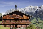 Erbhof Bögl Alpbach | © Alpbachtal Tourismus | Christian Vorhofer Auf diesem Bild zu sehen ist der Erbhof Bögl in Alpbach, im einzigartigen Alpbacher Baustil, im Hintergrund grüne Wiesen und weiße Bergspitzen | © Alpbachtal Tourismus | Christian Vorhofer