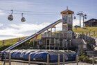 Spielspaß im Lauserland in Alpbach | © Alpbacher Bergbahn | shootandstyle Mädchen springt vom Lauser-Turm im Lauserland in Alpbach | © Alpbacher Bergbahn | shootandstyle